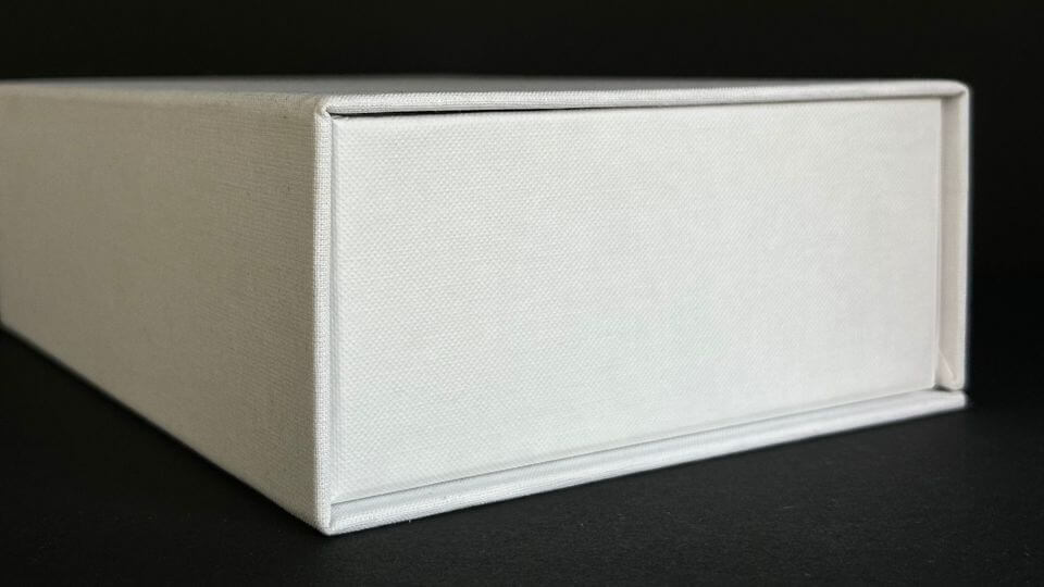 Rivestimento di un cofanetto con chiusura magnetica Efalin New Linen High White